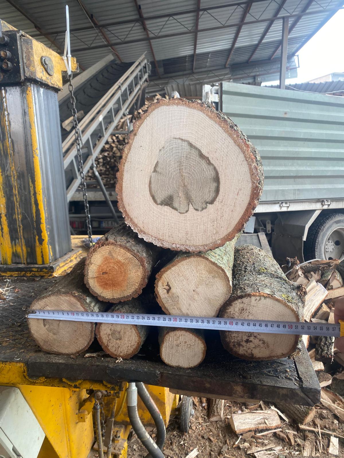 Odunlarımız İstenilen farklı boyutlarda ve kalınlıklarda yarılmaktadır. 